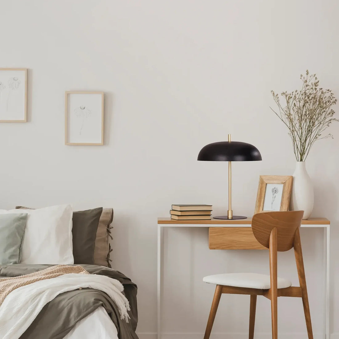 Paraguas Interior Table Lamp with Brass Rod Black Dome Shade